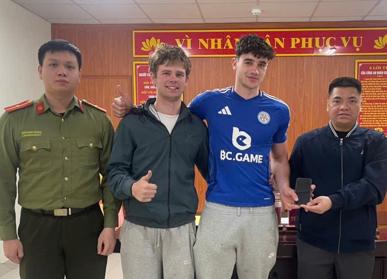 Công an đặc khu Cát Hải trao trả điện thoại cho du khách nước ngoài bị thất lạc